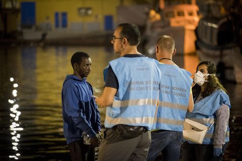 Beamte der Die EU-Grenzschutzbehörde Frontex: Die Behörde soll  Gewaltexzesse an EU-Außengrenzen dulden 
