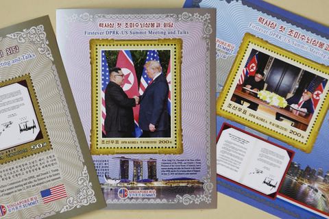 Vielleicht für die Sammlung? In Nordkorea kann man Briefmarken kaufen, auf denen Kim Jong Un und Donald Trump abgebildet sind.