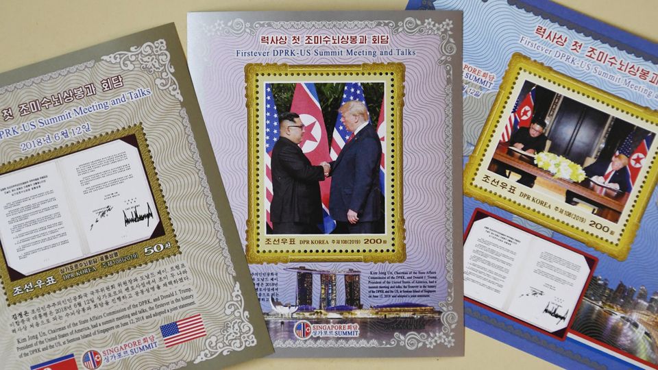 Vielleicht für die Sammlung? In Nordkorea kann man Briefmarken kaufen, auf denen Kim Jong Un und Donald Trump abgebildet sind.
