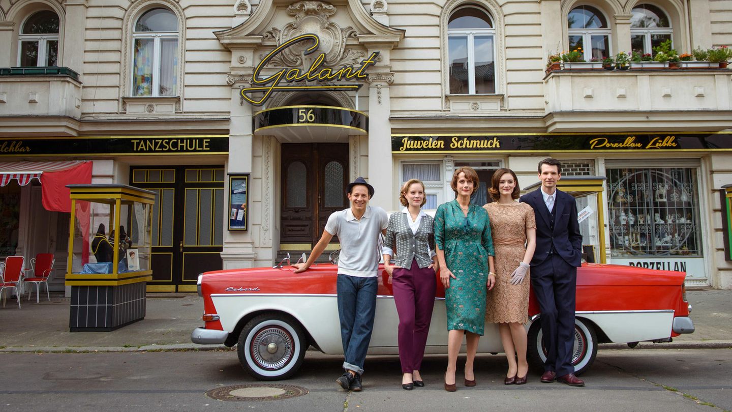 "Ku'damm"-Schauspieler von links nach rechts: Trystan Pütter, Sonja Gerhardt, Claudia Michelsen, Maria Ehrich und Sabin Tambrea