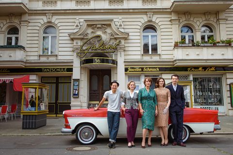 "Ku'damm"-Schauspieler von links nach rechts: Trystan Pütter, Sonja Gerhardt, Claudia Michelsen, Maria Ehrich und Sabin Tambrea