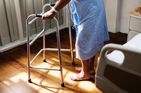 Ein alter Mann im Krankenhaus