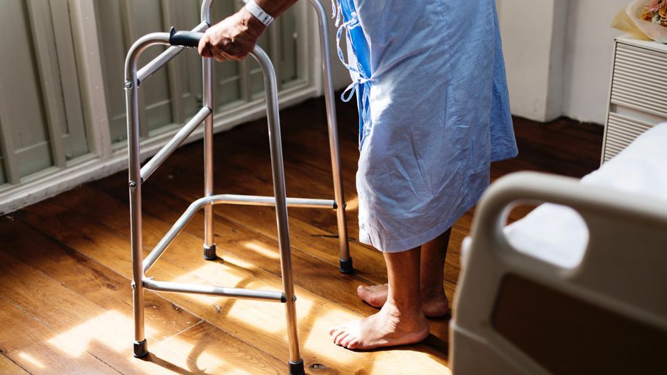 Ein alter Mann im Krankenhaus