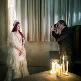 Künstlerisch verantwortet wird der Kalender 2020 von dem italienischen Fotografen Paolo Roversi. Der 71-Jährige hat insgesamt neun Frauen ausgewählt, die Julia interpretieren sollen. Darunter auch die britische Schauspielerin Claire Foy, die in der Mini-Serie "Wölfe" bereits eine berühmte Frau aus dem 16. Jahrhundert gespielt hat: Sie verkörperte Anne Boleyn, die zweite Ehefrau des englischen Königs Heinrich VIII., die tragisch endete: Sie wurde enthauptet.