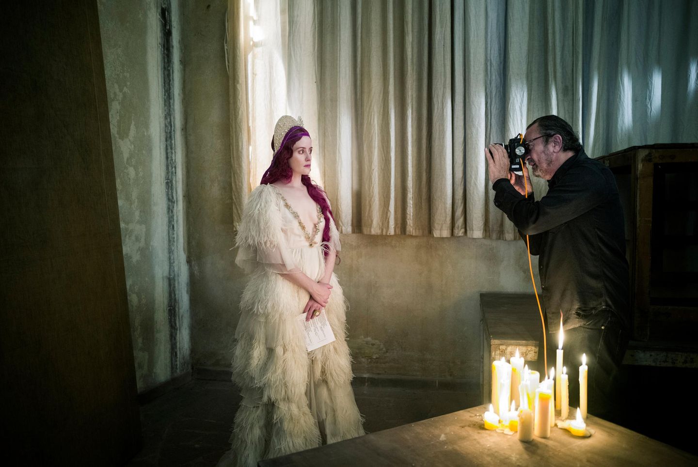 Künstlerisch verantwortet wird der Kalender 2020 von dem italienischen Fotografen Paolo Roversi. Der 71-Jährige hat insgesamt neun Frauen ausgewählt, die Julia interpretieren sollen. Darunter auch die britische Schauspielerin Claire Foy, die in der Mini-Serie "Wölfe" bereits eine berühmte Frau aus dem 16. Jahrhundert gespielt hat: Sie verkörperte Anne Boleyn, die zweite Ehefrau des englischen Königs Heinrich VIII., die tragisch endete: Sie wurde enthauptet.