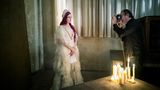 Künstlerisch verantwortet wird der Kalender 2020 von dem italienischen Fotografen Paolo Roversi. Der 71-Jährige hat insgesamt neun Frauen ausgewählt, die Julia interpretieren sollen. Darunter auch die britische Schauspielerin Claire Foy, die in der Mini-Serie "Wölfe" bereits eine berühmte Frau aus dem 16. Jahrhundert gespielt hat: Sie verkörperte Anne Boleyn, die zweite Ehefrau des englischen Königs Heinrich VIII., die tragisch endete: Sie wurde enthauptet.