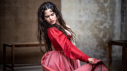 In diesem Jahr ist Vielfalt angesagt, und so wird die Veronesen Julia von Frauen aus verschiedenen Kulturen verkörpert. Hier ist es die spanische Sängerin Rosalía, die in ihrem feurig-roten Kleid die Geliebte des Romeo von ihrer leidenschaftlichen Seite zeigt.