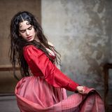 In diesem Jahr ist Vielfalt angesagt, und so wird die Veronesen Julia von Frauen aus verschiedenen Kulturen verkörpert. Hier ist es die spanische Sängerin Rosalía, die in ihrem feurig-roten Kleid die Geliebte des Romeo von ihrer leidenschaftlichen Seite zeigt.