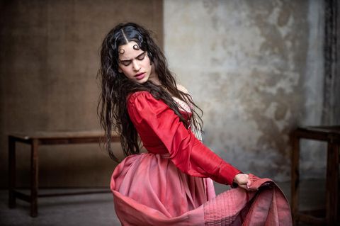 In diesem Jahr ist Vielfalt angesagt, und so wird die Veronesen Julia von Frauen aus verschiedenen Kulturen verkörpert. Hier ist es die spanische Sängerin Rosalía, die in ihrem feurig-roten Kleid die Geliebte des Romeo von ihrer leidenschaftlichen Seite zeigt.