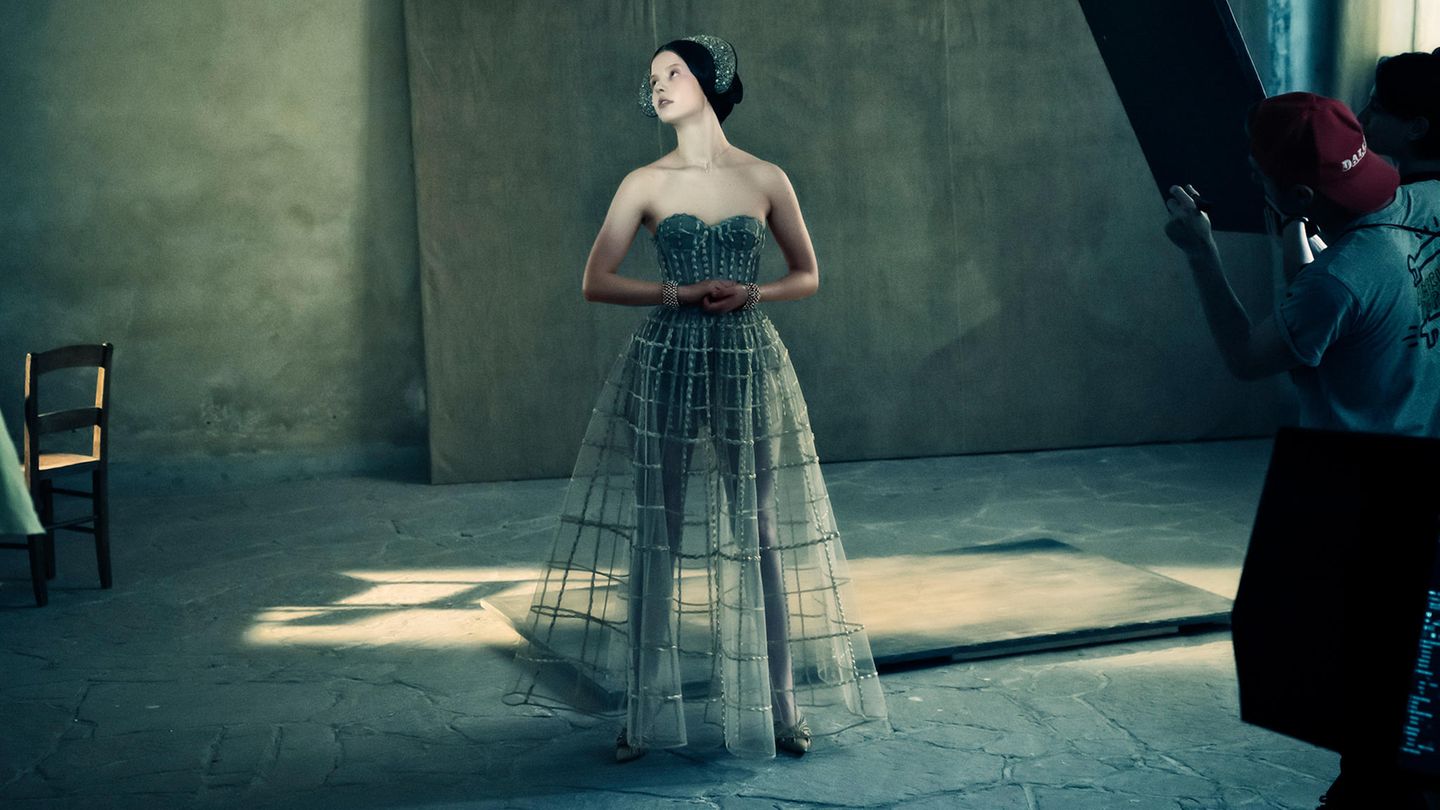 Die britische Schauspielerin Mia Goth ("Nymphomaniac") liefert eine kühle Interpretation der Julia.