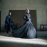 Das amerikanische Model Indya Moore posiert in Schwarz - vielleicht weist sie damit auf Julias tragisches Ende hin.