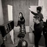 Emma Watson während der Fotosession. Bilder wie dieses geben einen Eindruck, wie es hinter den Kulissen ausgesehen hat. 