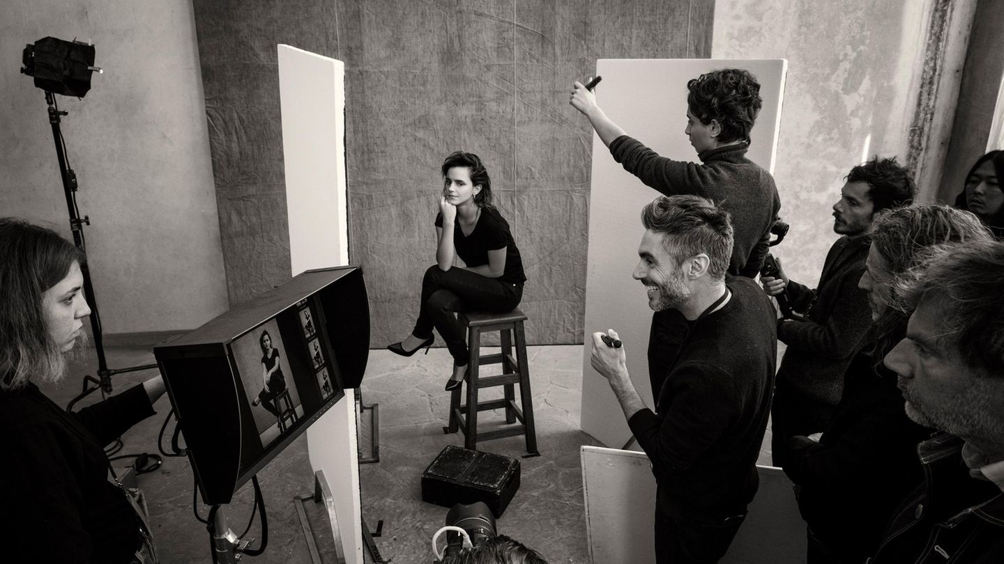 Emma Watson während der Fotosession. Bilder wie dieses geben einen Eindruck, wie es hinter den Kulissen ausgesehen hat. 