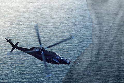 Ein Hubschrauber über dem Meer