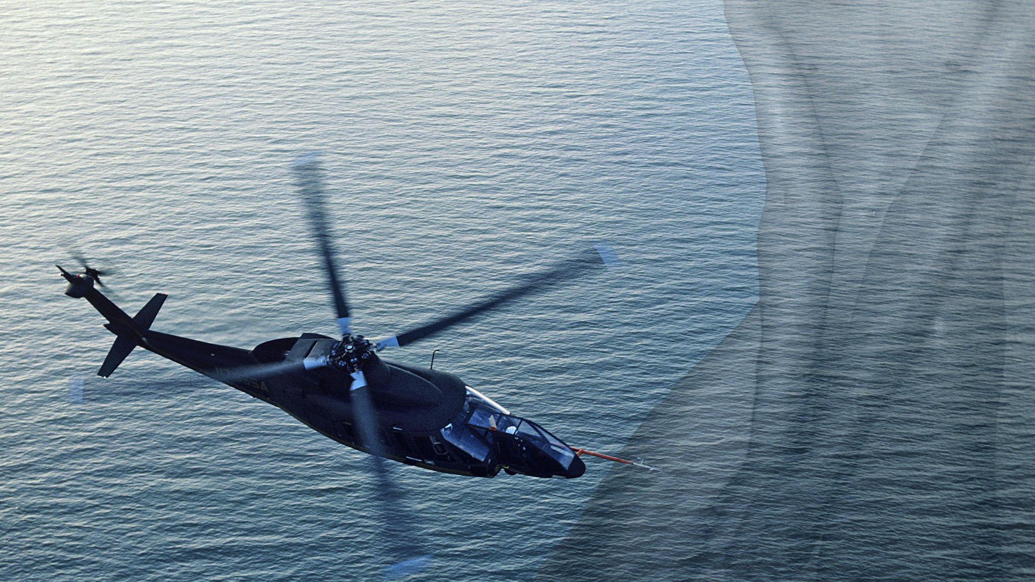 Ein Hubschrauber über dem Meer