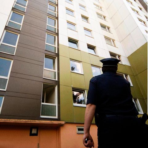 Polizist vor Haus