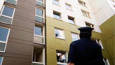 Polizist vor Haus