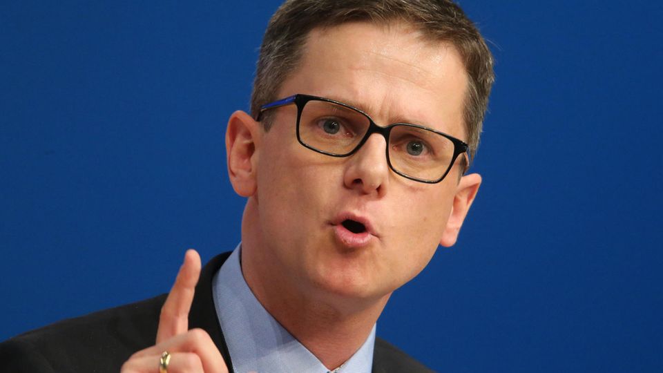 Carsten Linnemann spricht und gestikuliert Carsten Linnemann spricht und gestikuliert