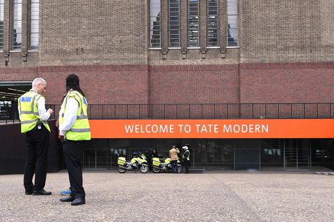 Polizisten stehen vor dem Tate Modern Museum in London