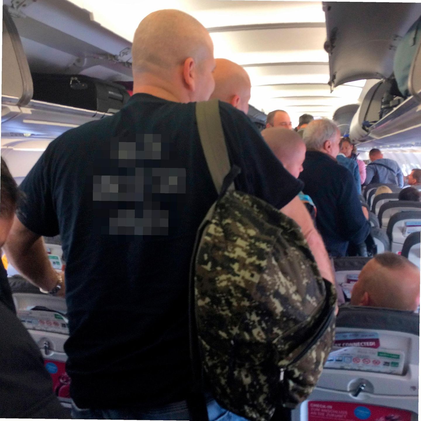 Kräftige, kahl rasierte Männer im Flugzeug Kräftige, kahl rasierte Männer im Flugzeug