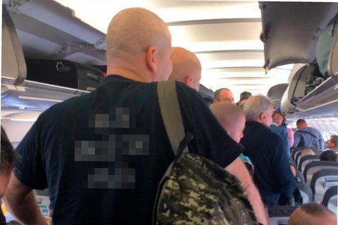Kräftige, kahl rasierte Männer im Flugzeug