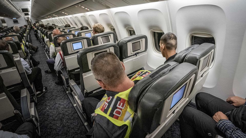 Polizeibeamter sitzt neben einem Afghanen auf dem Flug von Leipzig-nach Kabul Polizeibeamter sitzt neben einem Afghanen auf dem Flug von Leipzig-nach Kabul