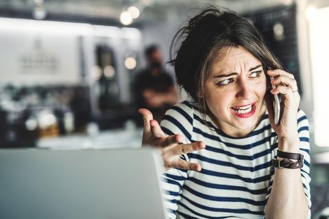 Eine Frau gestikuliert während sie telefoniert