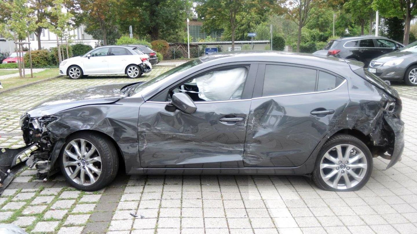 Zerbeultes Auto in Magdeburg