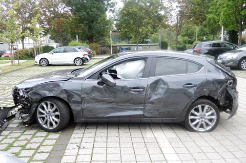 Zerbeultes Auto in Magdeburg