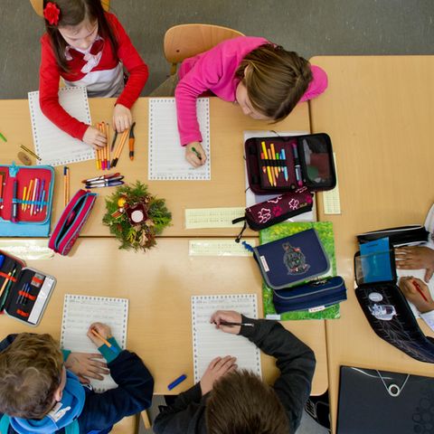 Schüler einer Grundschule schreiben