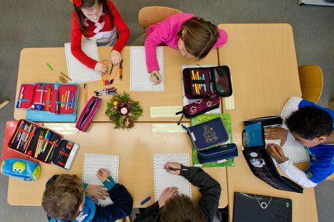Schüler einer Grundschule schreiben