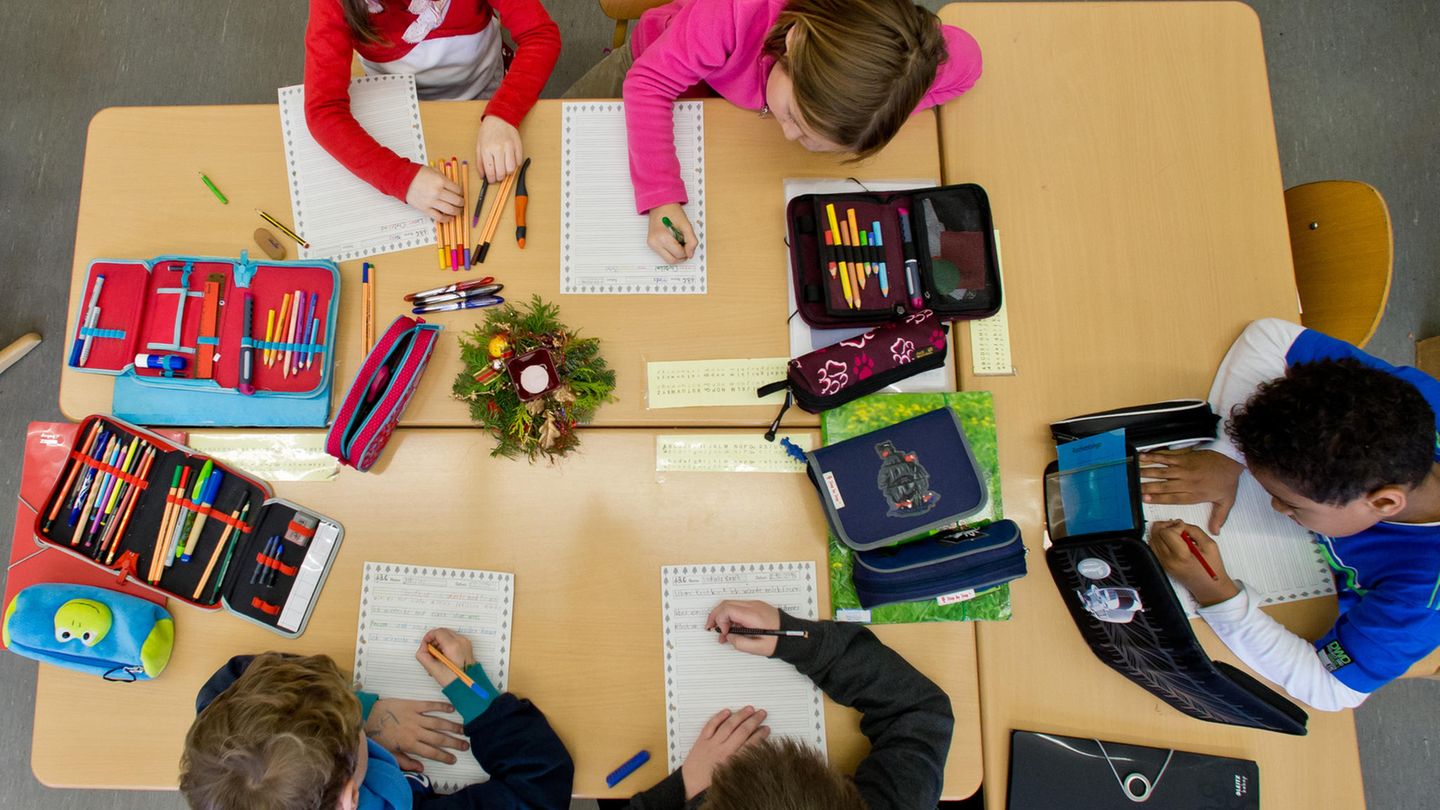 Schüler einer Grundschule schreiben