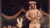 Ein Weimaraner in der Kleidung von Tamino aus der Oper "Die Zauberflöte"