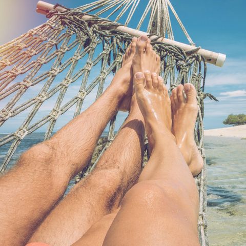 Ein Paar liegt in einer Hängematte als Symbolfoto für Urlaubsanspruch