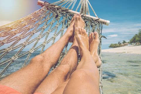 Ein Paar liegt in einer Hängematte als Symbolfoto für Urlaubsanspruch