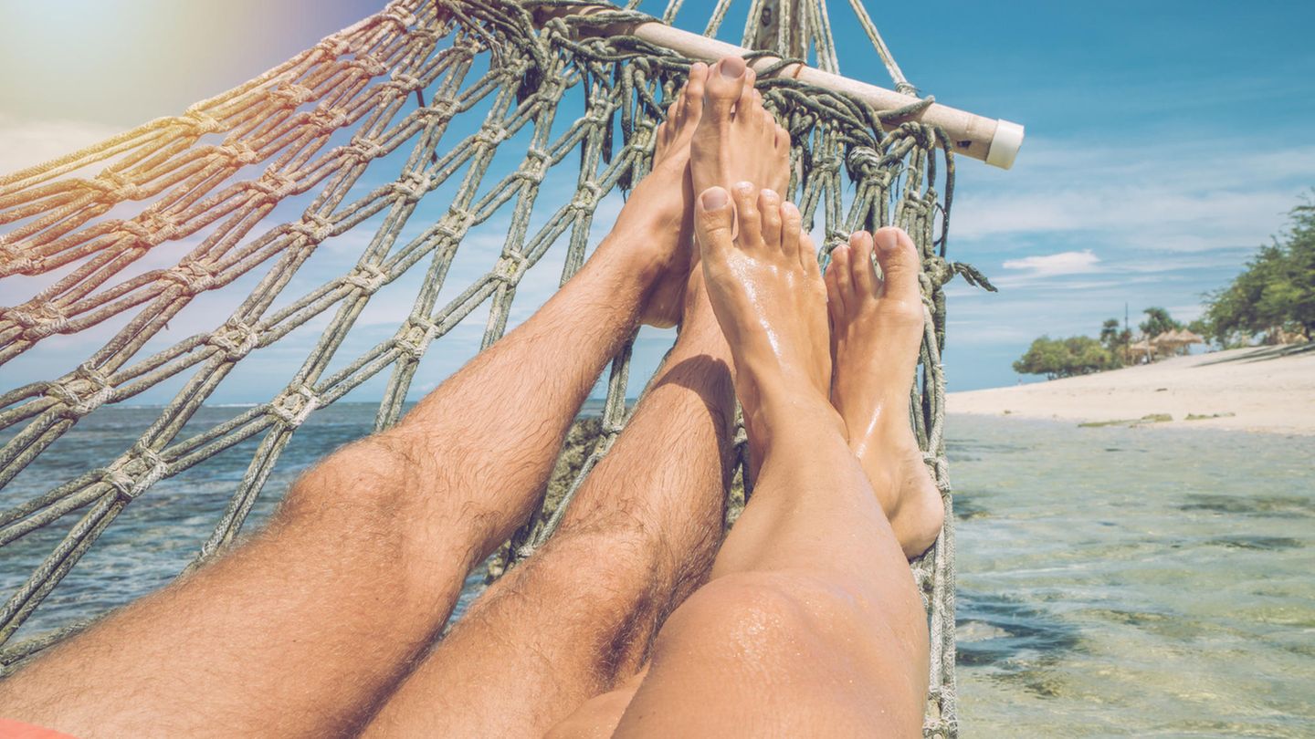 Ein Paar liegt in einer Hängematte als Symbolfoto für Urlaubsanspruch