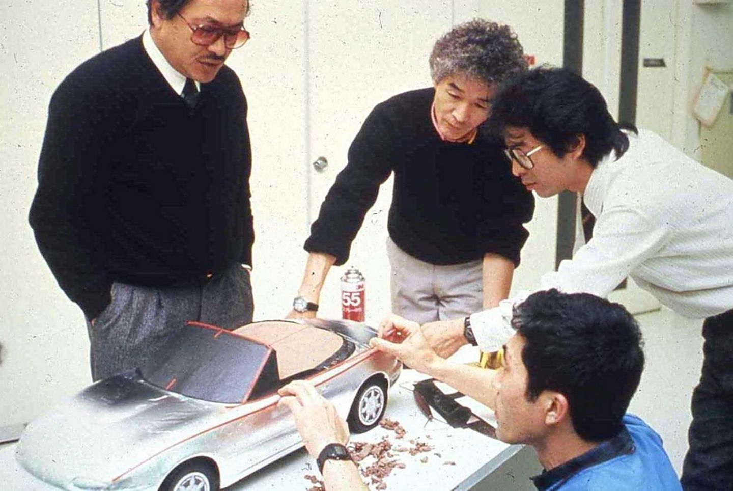 Verschworene Einheit: Unter der Leitung des Ingenieurs Toshihiko Hirai arbeiteten Mazda Ingenieure sogar in ihrer Freizeit am MX-5 Verschworene Einheit: Unter der Leitung des Ingenieurs Toshihiko Hirai arbeiteten Mazda Ingenieure sogar in ihrer Freizeit am MX