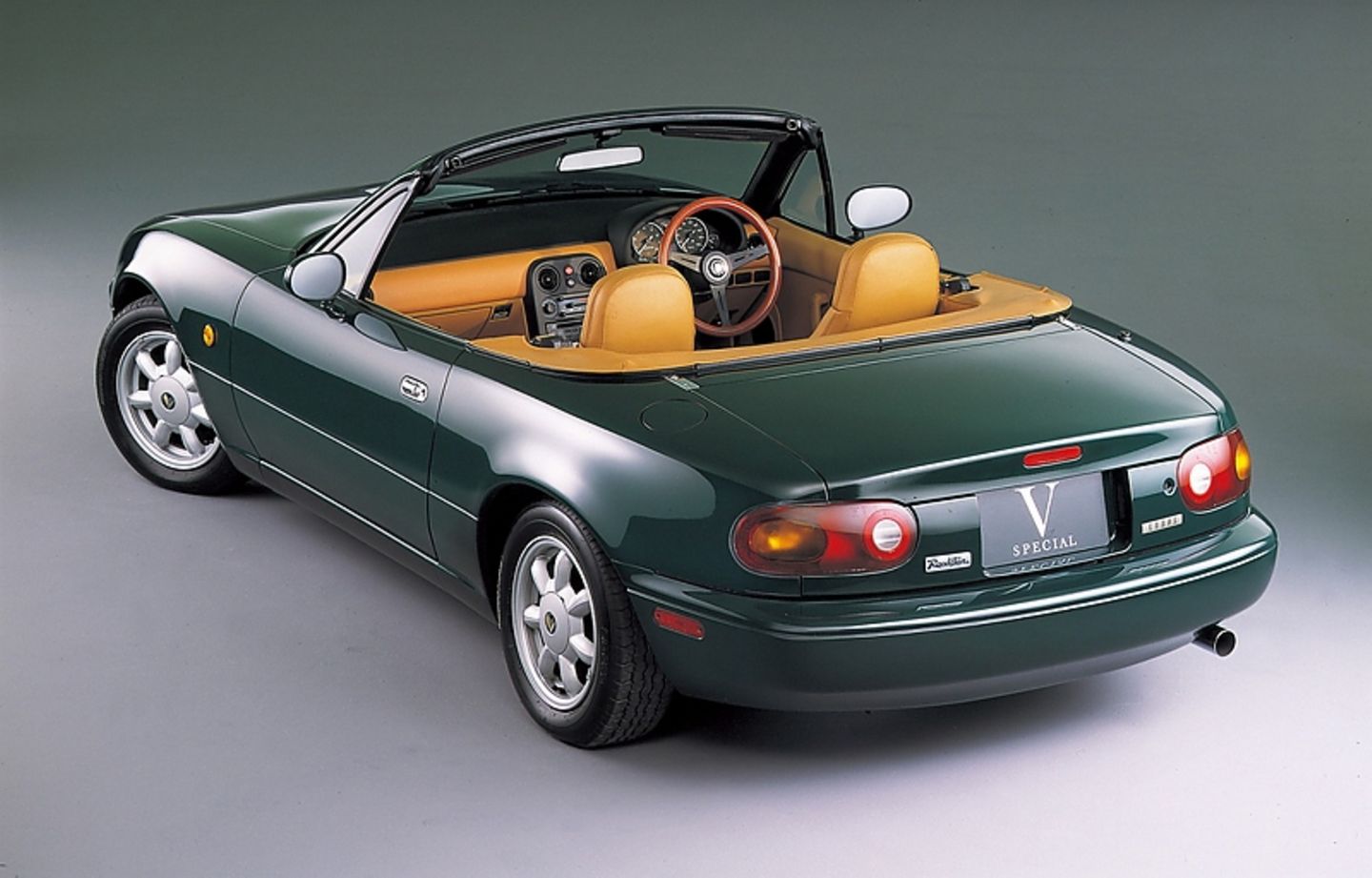 Der Mazda MX 5 NA wiegt weniger als eine Tonne