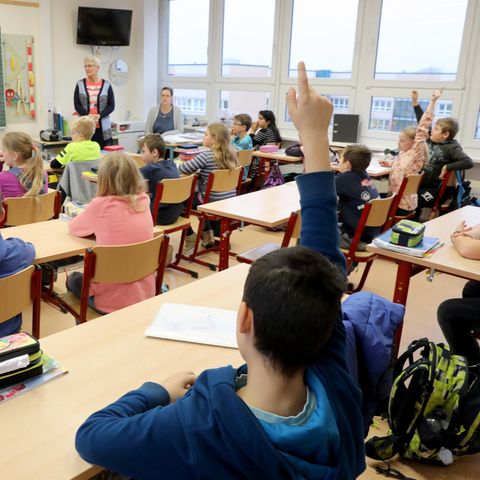 Schüler werden in einer Grundschule unterrichtet