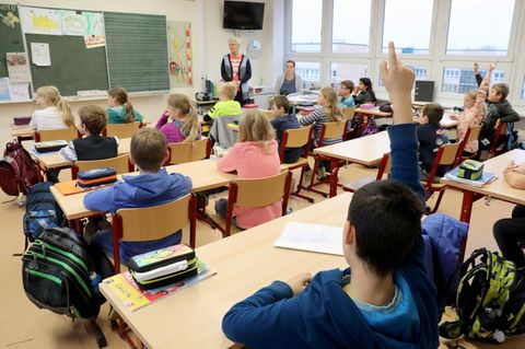 Schüler werden in einer Grundschule unterrichtet