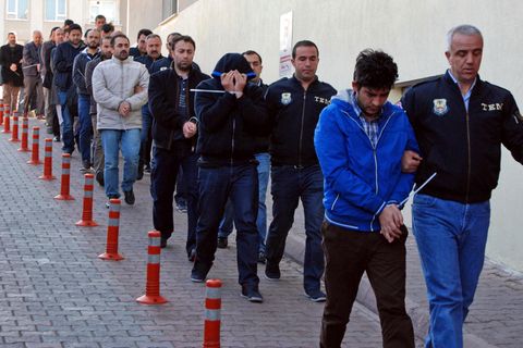 Türkische Polizisten führen verhaftetete Männer ab