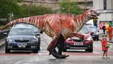 Die dreijährige Freya Smith hilft einem Dino über die Straße. Die Urtier-Figur gehört zur Performance der australischen Theatergruppe Erth, die mit ihrer Show "Dinosaurier-Zoo" am Fringe-Festival teilnimmt. Das Fringe findet jedes Jahr über mehrere Wochen im August im schottischen Edinburgh statt und ist mit seinen Tausenden Theaterstücken, Performances und Straßenkunst-Darbietungen das größte Kulturfestival der Welt.