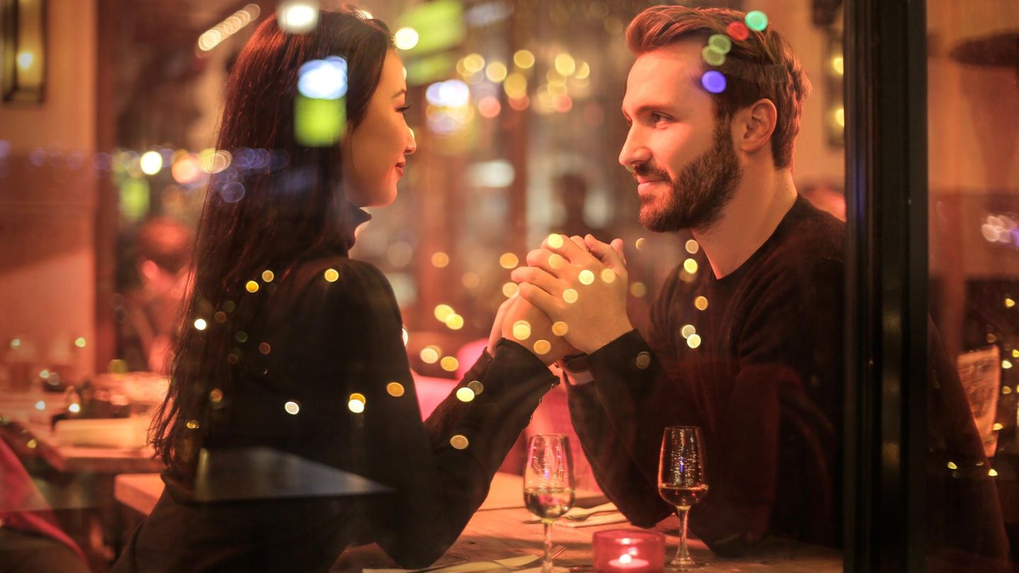 Ein Paar bei einem romantischen Date im Restaurant