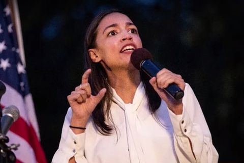 Alexandria Ocasio-Cortez auf einer Kundgebung gegen Waffengewalt in Brooklyn
