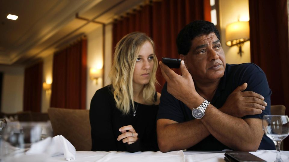 VOE STERN 32/2019 Veterinarian Amir Khalil (right) and deputy Marion Lombard speak on the phone with the CEO of the animal rescue organization 'Four Paws' to discuss their decision to prepare the animals at Rafah Zoo for rescue, despite the op... Betretene Mienen: Dr. Khalil und Assistentin Marion Lombard erfahren, dass der erste Rettungsversuch abgebrochen werden muss