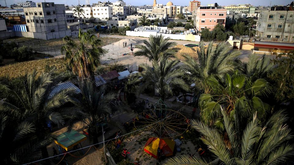VOE STERN 32/2019 General view of Rafah Zoo (front), Gaza, April 04, 2019. The team of the animal rescue organization 'Four Paws' rescued 47 animals from Rafah Zoo and relocated them to sanctuaries in Jordan. In der Mitte des Tierparks stehen Karussells – unter den Wellblechhütten am Rand hausen die Tiere