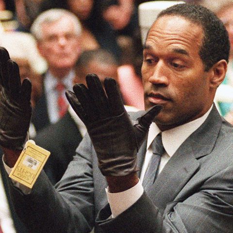 O. J. Simpson schaut verwundert auf zwei schwarze Handschuhe