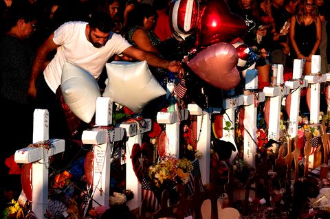 El Paso, Texas: Menschen gedenken der 22 Opfer der Schießerei in einem Supermarkt 
