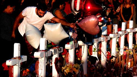 El Paso, Texas: Menschen gedenken der 22 Opfer der Schießerei in einem Supermarkt 