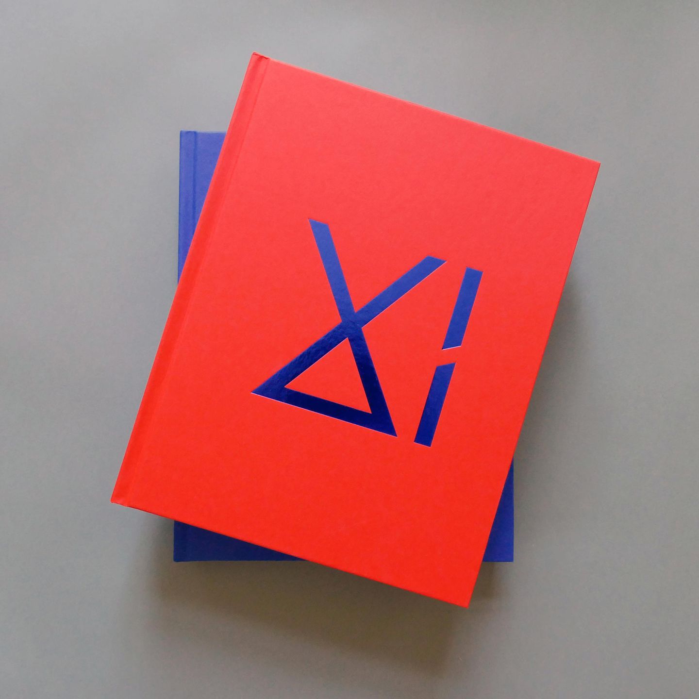 "Blickfang": BLICKFANG - Deutschlands beste Fotografen 2019/2020 (Band 11) Verlag: NBVD Norman Beckmann Verlag & Design Herausgeber: Norman Beckmann Umfang: 624 Seiten Verarbeitung: Hardcover, Fadenheftung, Lesebänder Specials: Folienprägungen auf Bezug, Cover in zwei Farbvarianten ISBN: 978-3-939028-88-8 Preis: 49,90 EUR → www.blickfang-dbf.de → www.instagram.com/blickfang_dbf → www.facebook.com/blickfang.dbf → www.twitter.com/blickfang_dbf BLICKFANG - Deutschlands beste Fotografen 2019/2020 (Band 11) Verlag: NBVD Norman Beckmann Verlag & Design Herausgeber: Norman Beckmann Umfang: 624 Seiten Verarbeitung: Hardcover, Fadenheftung, Lesebänder Specials: Folienprägungen auf Bezug, Cover in zwei Farbvarianten ISBN: 978-3-939028-88-8 Preis: 49,90 EUR → www.blickfang-dbf.de → www.instagram.com/blickfang_dbf → www.facebook.com/blickfang.dbf → www.twitter.com/blickfang_dbf